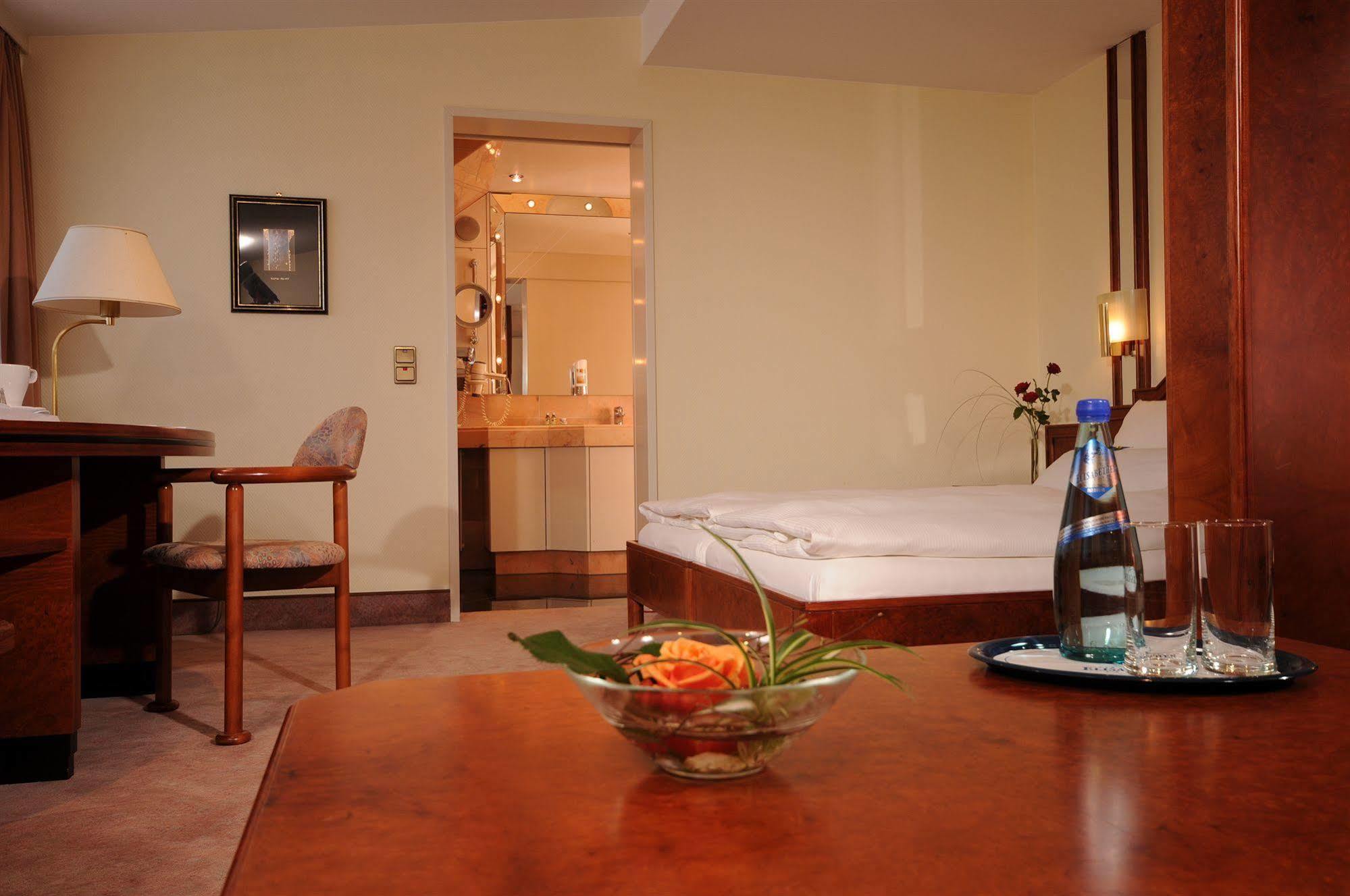 Marburger Hof Hotel ภายนอก รูปภาพ